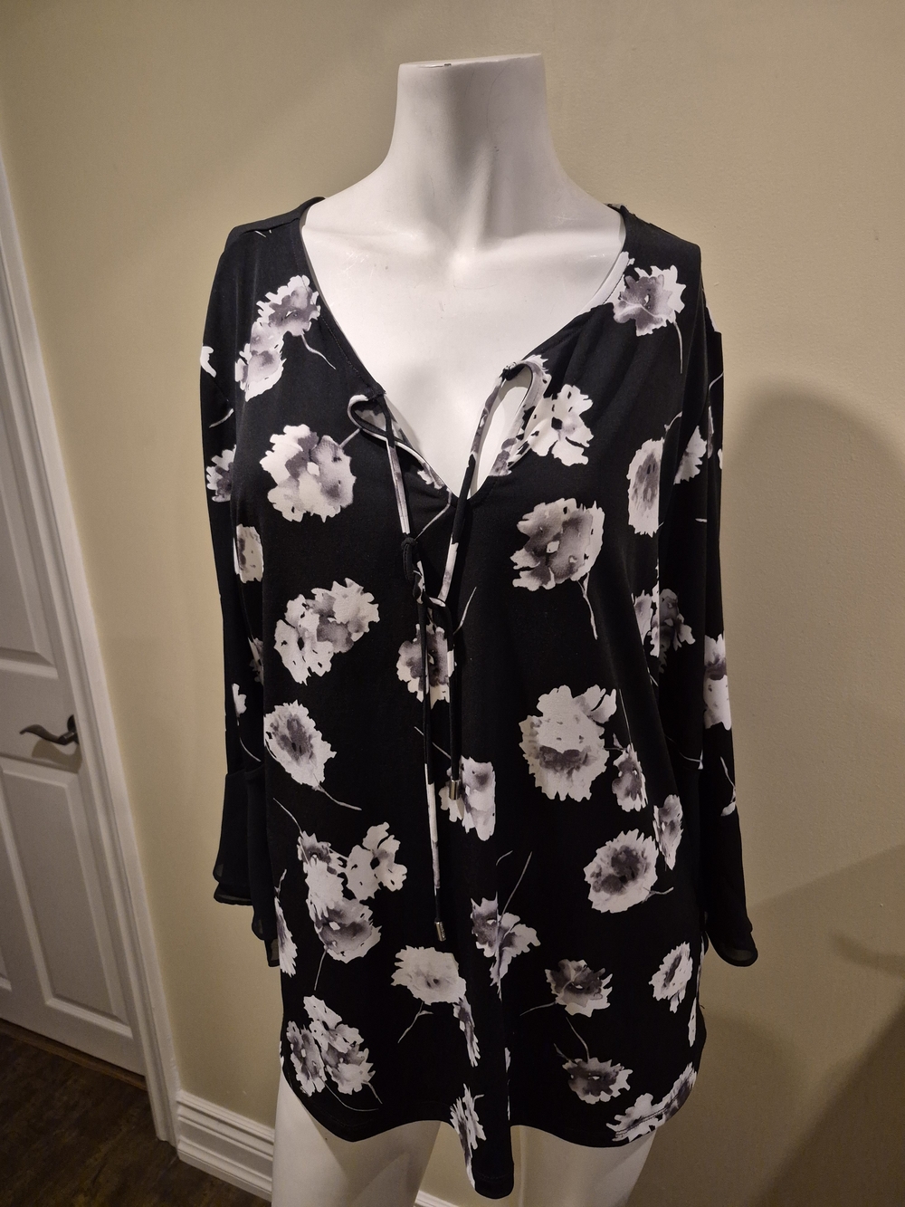Ellen Tracy Black‎ Floral Tie-Front Flare Sleeve Blouse Top Size L